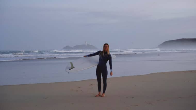 First Light Stillness Dir. Bella Bunce LS/FF 2022 The Shorties x Surfdome